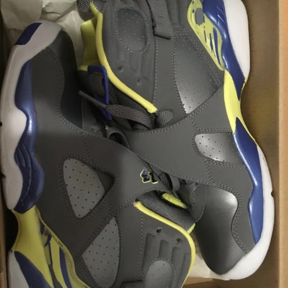 Jordan’s 8’s retro gray & yellow size 5.5 boys